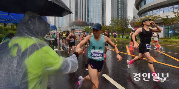 2025 인천송도국제마라톤대회가 열린 28일 오전 인천 송도국제도시에서 참가자들이 급수대에서 물을 마시고 있다. 2025.9.28 /조재현기자 jhc@kyeonign.com