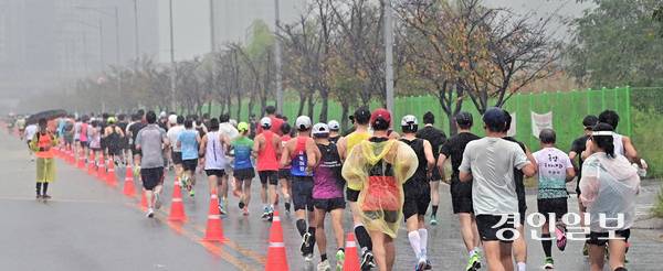 2025 인천송도국제마라톤대회가 열린 28일 오전 인천 송도국제도시에서 참가자들이 힘차게 달리고 있다. 2025.9.28 /조재현기자 jhc@kyeonign.com