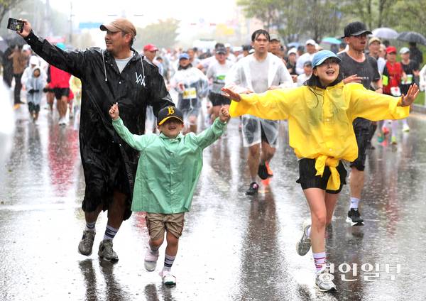 2025 인천송도국제마라톤대회가 열린 28일 오전 인천 송도국제도시에서 참가한 가족들이 힘차게 달리고 있다. 2025.9.28 /김용국기자yong@kyeongin.com