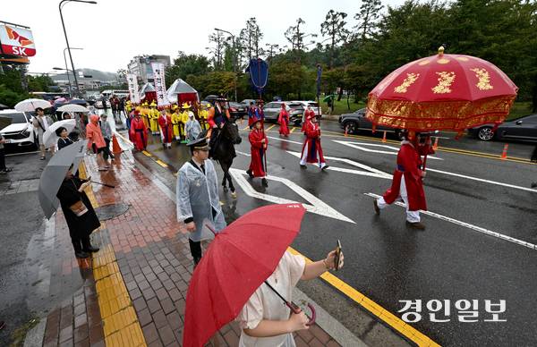 ‘2025 정조대왕 능행차 공동재현’ 행렬이 열린 28일 수원시 장안구 노송지대 일대에서 능행차 행렬이 화성행궁으로 향하고 있다. 2025.9.28 /최은성기자 ces7198@kyeongin.com