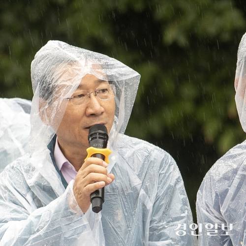 2025 인천송도국제마라톤대회가 열린 28일 오전 인천 송도국제도시에서 유정복 인천시장이 출발하는 참가자들을 격려 하고 있다. 2025.9.28 /김용국기자 yong@kyeongin.com