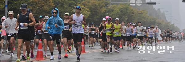 2025 인천송도국제마라톤대회가 열린 28일 송도국제도시를 참가자들이 힘차게 달리고 있다. 2025.9.28 /취재팀
