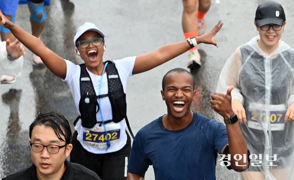 2025 인천송도국제마라톤대회가 열린 28일 외국인 참가자들이 파이팅을 외치며 힘차게 출발하고 있다. 2025.9.28 /취재팀