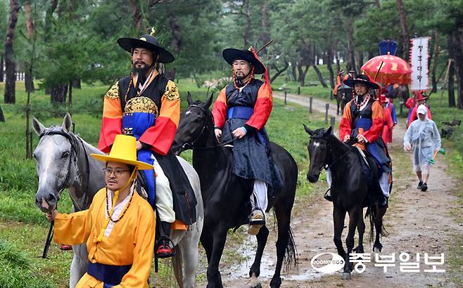 '2025 정조대왕 능행차 공동재현' 행사가 열린 28일 오전 수원시 장안구 노송지대에서 능행차 행렬이 화성행궁으로 향하고 있다. 김경민기자