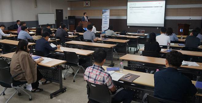 대전상공회의소는 26일 상의회관 2층 대회의실에서 지역기업 임직원 20여 명을 대상으로 '개정상법안에 대한 기업의 대응 전략 설명회'를 개최했다. 이태현 변호사는 '개정상법의 주요 내용 및 유의사항'을 주제로 강연하고 있다. /김흥수 기자