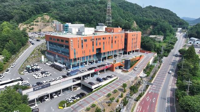 ▲ 사진=천안의료원이 단국대병원과 암 완화 치료를 위한 협력체계를 구축하고 항암 치료 환자 회복 지원을 위한 암 병동을 본격 운영한다. 사진은 천안의료원 전경.
