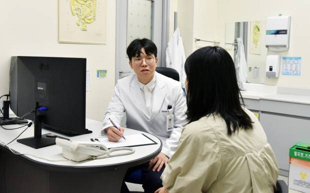 화순전남대병원 대장항문외과 박형민 교수는 대장암을 조기 발견하면 90% 이상 완치가 가능하기 때문에 생활습관 개선과 정기검진이 곧 최고의 예방법이자 치료법이다고 강조했다. 박형민 교수 진료 모습.
