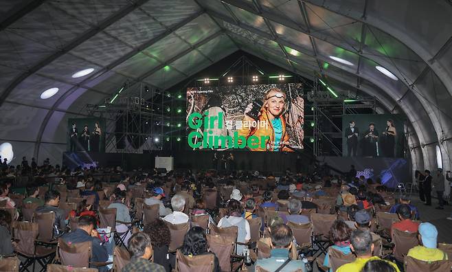 '제10회 울산울주세계산악영화제' 개막식이 지난 26일 울산 울주군 영남알프스 복합웰컴센터에서 개최된 가운데 개막작으로 선정된 존 글래스버그 감독의 에밀리 헤링턴의 치열한 도전을 담은 다큐멘터리 '걸 클라이머(Girl Climber)'에 대한 내용 소개가 이어지고 있다. 이수화 기자