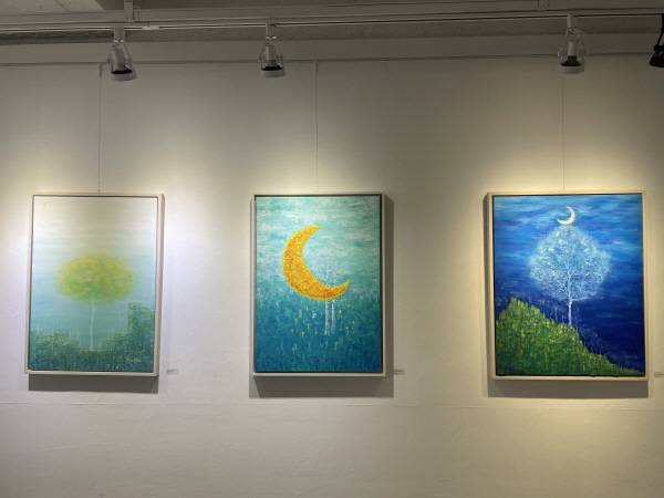 김현진 작 '그곳으로 달빛이 오다(왼쪽)',&nbsp; '그곳에서 달빛이 되다 1, 2, '