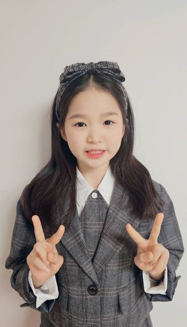 경남 피겨 유망주 김도경 선수가 손가락 브이를 하며 기념촬영을 하고 있다.