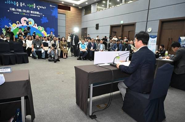 김영훈 고용노동부장관과 법무부 출입국 관련 담당 공무원 등이 28일 창원컨벤션터에서 이주노동자 등과 '이주 노동을 묻고 미래를 답하다'라는 주제로 대화와 토론하고 있다./김구연 기자