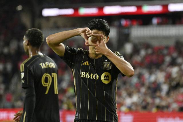 LAFC의 손흥민이 28일 미국 미주리주 세인트루이스에서 열린 MLS 세인트루이스와의 경기에 출전해 전반 추가 시간 득점에 성공한 뒤 특유의