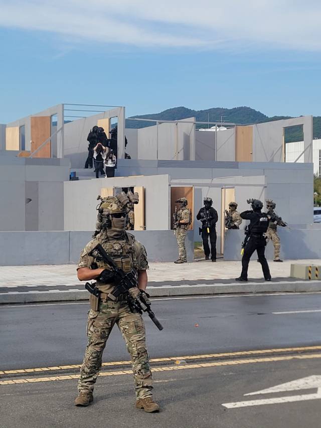 대테러 특공대가 APEC 회의장에서 인질극을 벌인 테러범들을 제압하고 있다. 박승혁 기자