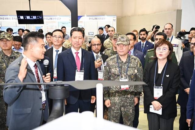 지난 24일~26일까지 경북도와 구미시가 구미코에서 개최한 2025 항공방위물류박람회에 참석한 김장호 구미시장과 김호복 제2작전사령관, 양금희 경북도 경제부지사가 방산기업 관계자로부터 제품 설명을 듣고 있다. 구미시 제공