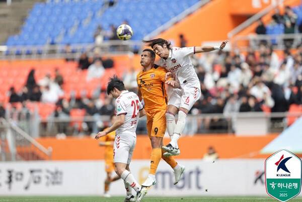 3월 30일 오후 제주월드컵경기장에서 열린 제주SK와 수원FC의 경기에서 양팀 선수들이 경합하고 있다 (사진=한국프로축구연맹)