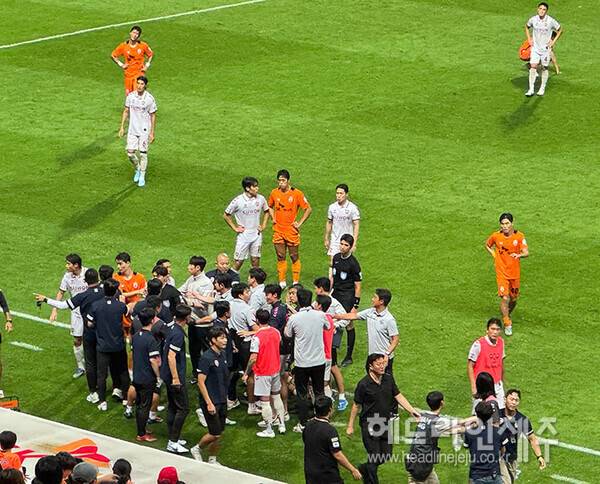 경기 막판, 제주와 수원의 코칭스태프가 몸싸움을 하고 있다. ⓒ헤드라인제주