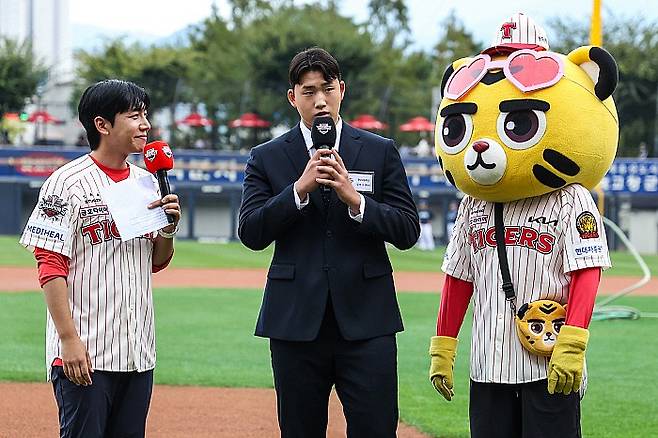 프로야구 KIA타이거즈의 신인 투수 김현수(가운데)가 27일 광주-기아챔피언스필드에서 열린 '2026 신인 선수 입단식'에서 소감을 밝히고 있다. KIA구단 제공.
