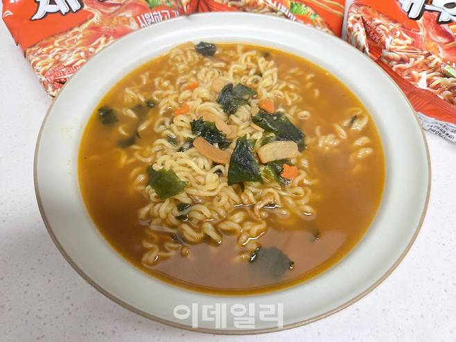 끓인 후 모습. 풍성한 건더기와 선명한 국물색이 특징인 농심 ‘새우탕면’ (사진=한전진 기자)