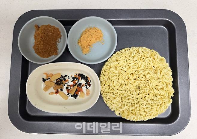 내용물 구성. 면, 분말스프 2종, 건더기 스프가 있다. (사진=한전진 기자)