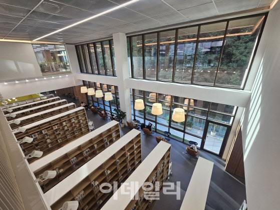 서울 강동구 강동숲속도서관에 온 시민들이 창가에서 독서를 즐기고 있다.(사진=이영민 기자)