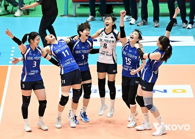 IBK기업은행 선수들이 9년 만에 컵대회 우승을 확정지은 뒤 코트 위에서 기뻐하고 있다. 사진=KOVO