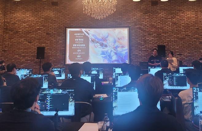 - FGT 현장에 방문한 장 샹 레벨 기획팀장