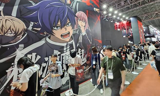 - 부스 뒷편으로는 대기줄이 끊없이 펼쳐져 있다&nbsp;