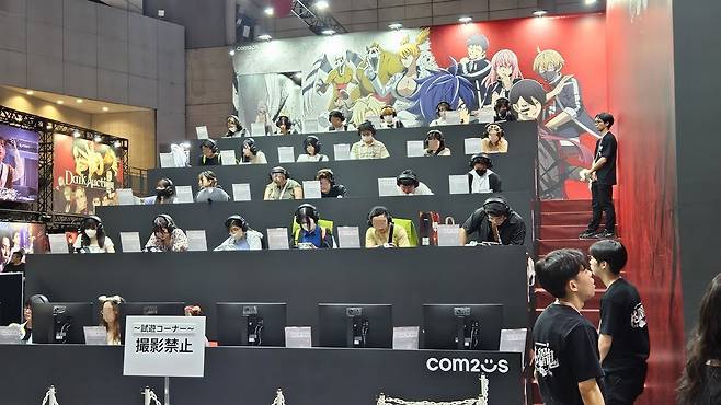 - 도원암귀를 시연 중인 관람객들&nbsp;