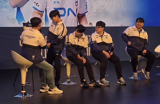 - 재치 있는 질문들이 폭소를 유발했다