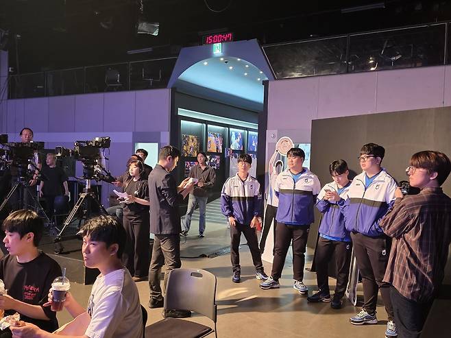 - 대기 중인 DNF 철권팀 선수들