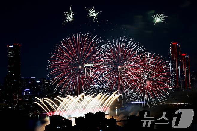 27일 오후 서울 여의도 한강공원 일대에서 열린 '2025 서울세계불꽃축제'에서 화려한 불꽃이 밤하늘을 수놓고 있다. 2025.9.27/뉴스1 ⓒ News1 황기선 기자