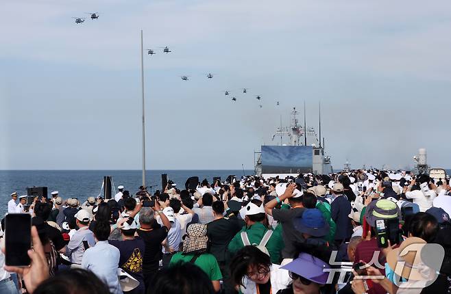 26일 오후 부산 인근 해상에서 열린 2025 대한민국해군 관함식에서 해군 항공기들이 대오를 맞춰 기동하고 있다.  (공동취재) 2025.9.26/뉴스1 ⓒ News1 윤일지 기자