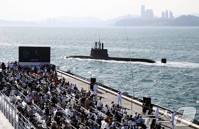 26일 오후 부산 인근 해상에서 열린 2025 대한민국해군 관함식에서 해군 잠수함이 기동하고 있다. (공동취재) 2025.9.26/뉴스1 ⓒ News1 윤일지 기자