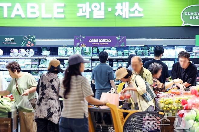 1일 서울의 한 대형마트에서 시민들이 장을 보고 있다. 2025.9.1/뉴스1 ⓒ News1 민경석 기자
