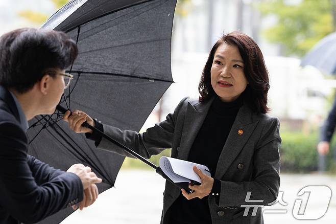 이진숙 방송통신위원장이 방송미디어통신위원회 설치법 통과에 따른 입장을 밝히기 위해 28일 서울 여의도 국회 소통관에 들어서고 있다. 2025.9.28/뉴스1 ⓒ News1 유승관 기자