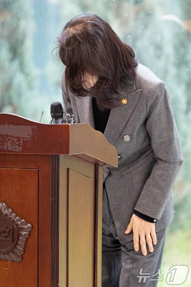 이진숙 방송통신위원장이 28일 서울 여의도 국회 소통관에서 기자회견을 열고 방송미디어통신위원회 설치법 통과에 따른 입장을 밝힌 후 고개 숙여 인사하고 있다. 2025.9.28/뉴스1 ⓒ News1 유승관 기자