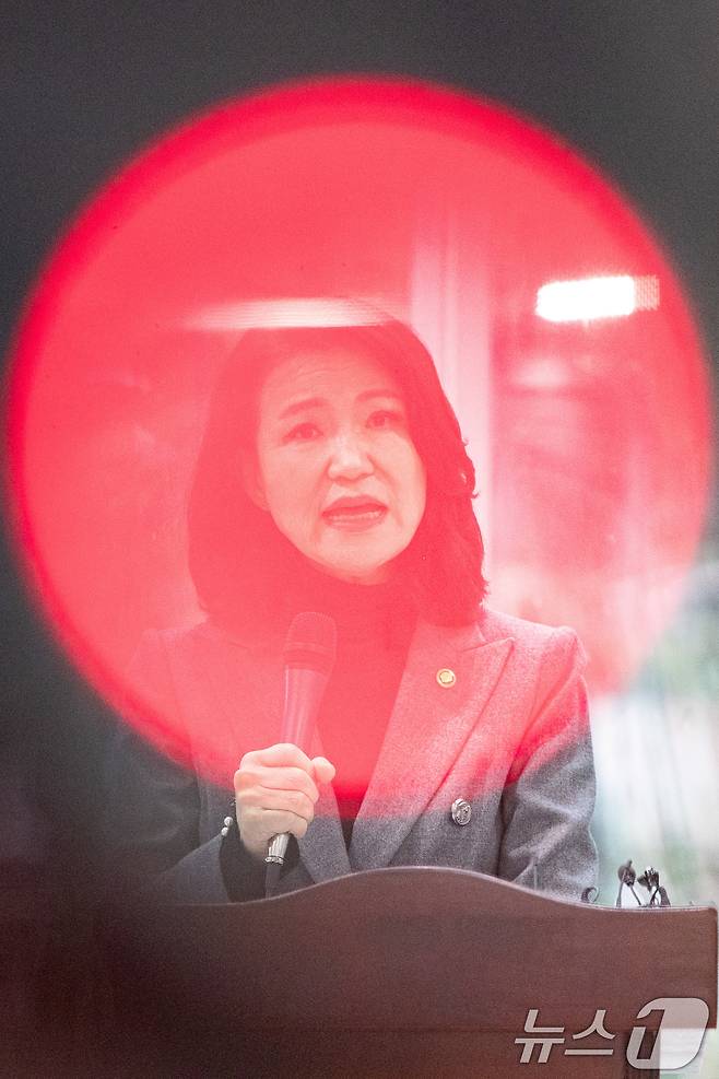 이진숙 방송통신위원장이 28일 서울 여의도 국회 소통관에서 기자회견을 열고 방송미디어통신위원회 설치법 통과에 따른 입장을 밝히고 있다. 2025.9.28/뉴스1 ⓒ News1 유승관 기자