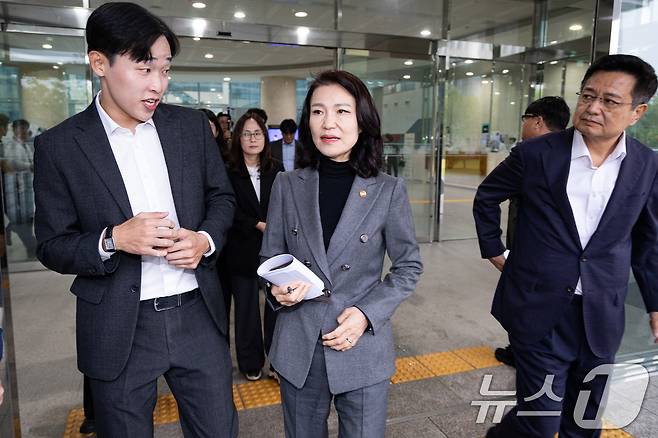 이진숙 방송통신위원장이 28일 서울 여의도 국회 소통관에서 기자회견을 열고 방송미디어통신위원회 설치법 통과에 따른 입장을 밝힌 후 이동하고 있다. 2025.9.28/뉴스1 ⓒ News1 유승관 기자