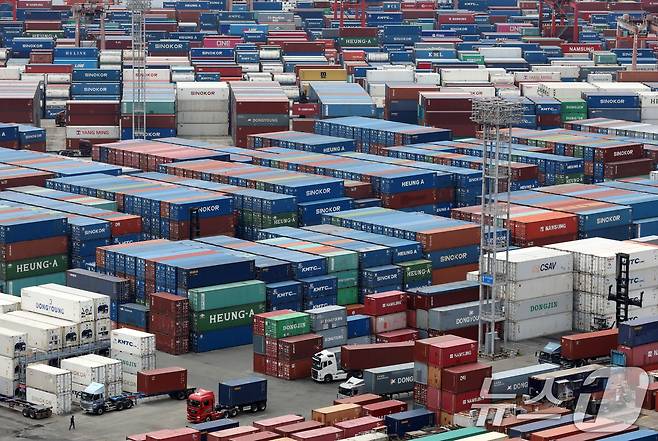 부산항 신선대부두 야적장에 컨테이너가 가득 쌓여 있다.. 2025.8.11/뉴스1 ⓒ News1 윤일지 기자