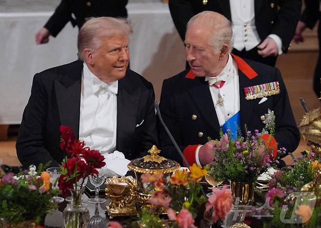 17일(현지시간) 찰스 3세 영국 국왕(오른쪽)과 국빈 방문중인 도널드 트럼프 미국 대통령이 영국 버크셔 윈저성에서 열린 국빈 만찬에서 대화를 나누고 있다. 2025.09.17 ⓒ 로이터=뉴스1 ⓒ News1 김지완 기자