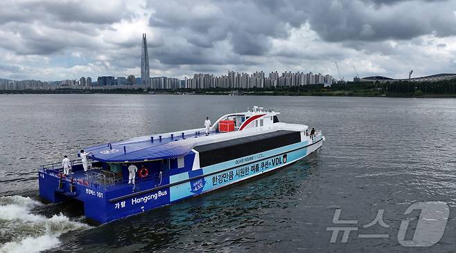 한강버스가 서울 광진구 뚝섬 선착장을 떠나 송파구 잠실 선착장으로 이동하고 있다. (공동취재) 2025.7.1/뉴스1 ⓒ News1 박지혜 기자