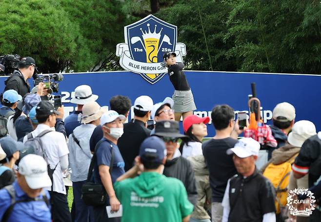 KLPGA투어 하이트진로 챔피언십 최종라운드를 찾은 갤러리가 유현조가 날린 티샷을 바라보고 있다. 사진 | KLPGA