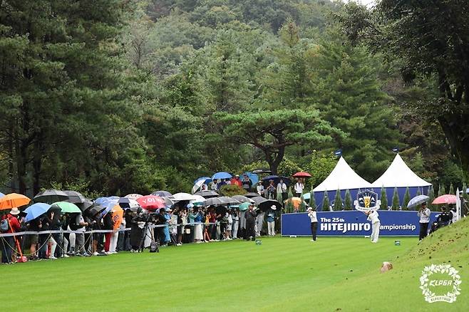 KLPGA투어 하이트진로 챔피언십이 열린 블루헤런에 28일 비가 내렸지만 갤러리들이 우산을 쓰고 관전하고 있다. 사진 | KLPGA