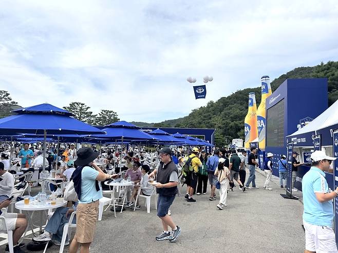 하이트진로 챔피언십을 찾은 갤러리들이 28일 블루헤런 갤러리플라자에서 휴식을 취하고 있다. 사진 | 세마스포츠마케팅