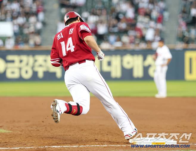 27일 서울 잠실구장에서 열린 SSG-두산전. 5회초 2사 최정이 솔로포를 친 후 1루를 밟고 있다. 잠실=정재근 기자 cjg@sportschosun.com/2025.9.27/