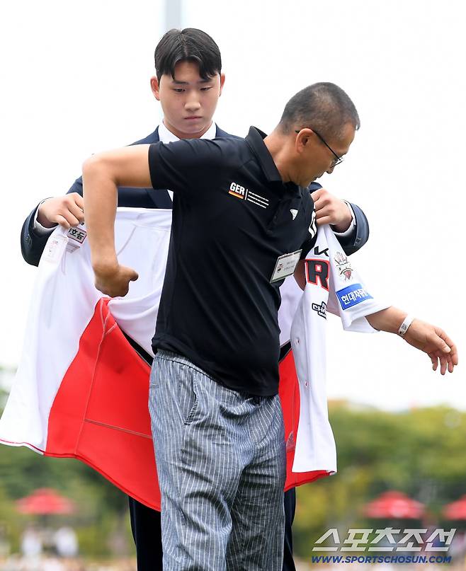 27일 광주 기아챔피언스필드에서 열린 KIA 타이거즈와 NC 다이노스의 경기. 2026 KBO 신인 드래프트에서 지명받은 김현수의 유니폼을 부모님이 입고 있다. 광주=박재만 기자 pjm@sportschosun.com/2025.09.27/