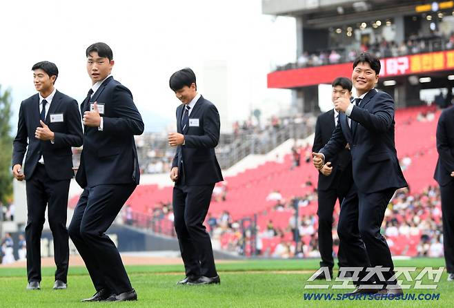 27일 광주 기아챔피언스필드에서 열린 KIA 타이거즈와 NC 다이노스의 경기. 2026 KBO 신인 드래프트에서 지명받은 김현수, 이도훈이 팬들에게 개인기를 선보이고 있다. 광주=박재만 기자 pjm@sportschosun.com/2025.09.27/