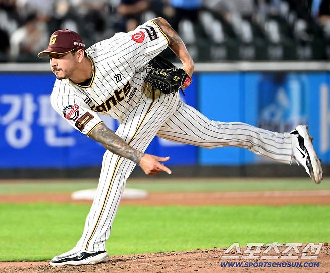 20일 부산 사직야구장에서 열린 키움과 롯데의 경기, 6회초 등판한 롯데 벨라스케즈가 역투하고 있다. 롯데는 6회초 현재 2대11로 뒤지고 있는 상황이다. 부산=허상욱 기자wook@sportschosun.com/2025.09.20/