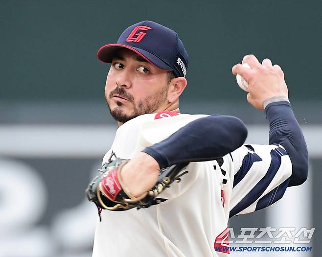 13일 부산 사직구장에서 열린 롯데와 SSG의 경기. 1회초 투구하고 있는 롯데 선발 벨라스케즈. 부산=송정헌 기자songs@sportschosun.com/2025.09.13/