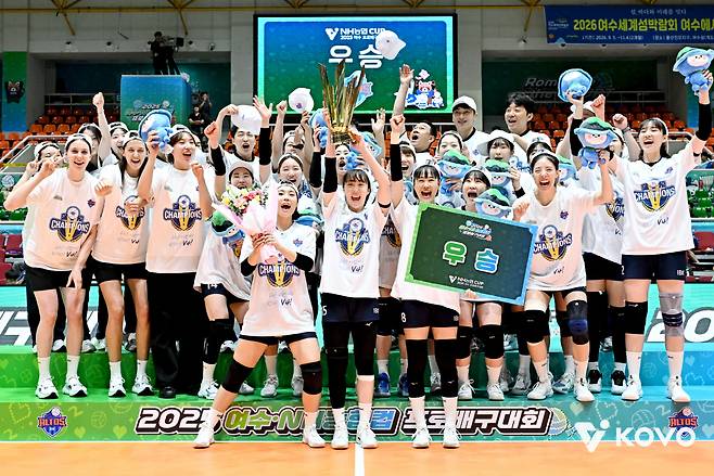 컵대회 우승 세리머리를 하는 IBK기업은행 선수단. 사진제공=KOVO